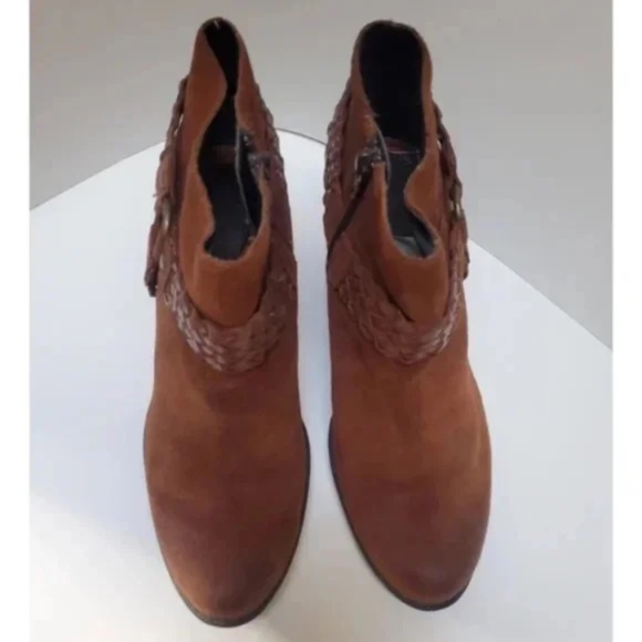 B.O.C. Suede Western Heeled Booties 7/7.5 - Picture 3 of 4